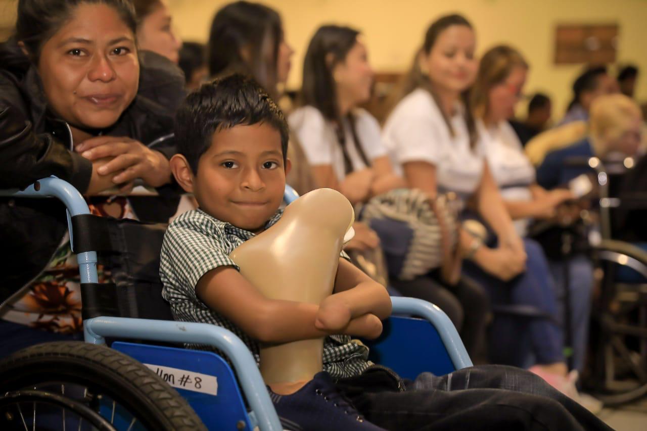 primera-dama-ayuda-a-recuperar-movilidad-de-salvadorenos-que-necesitaban-protesis-tibiales